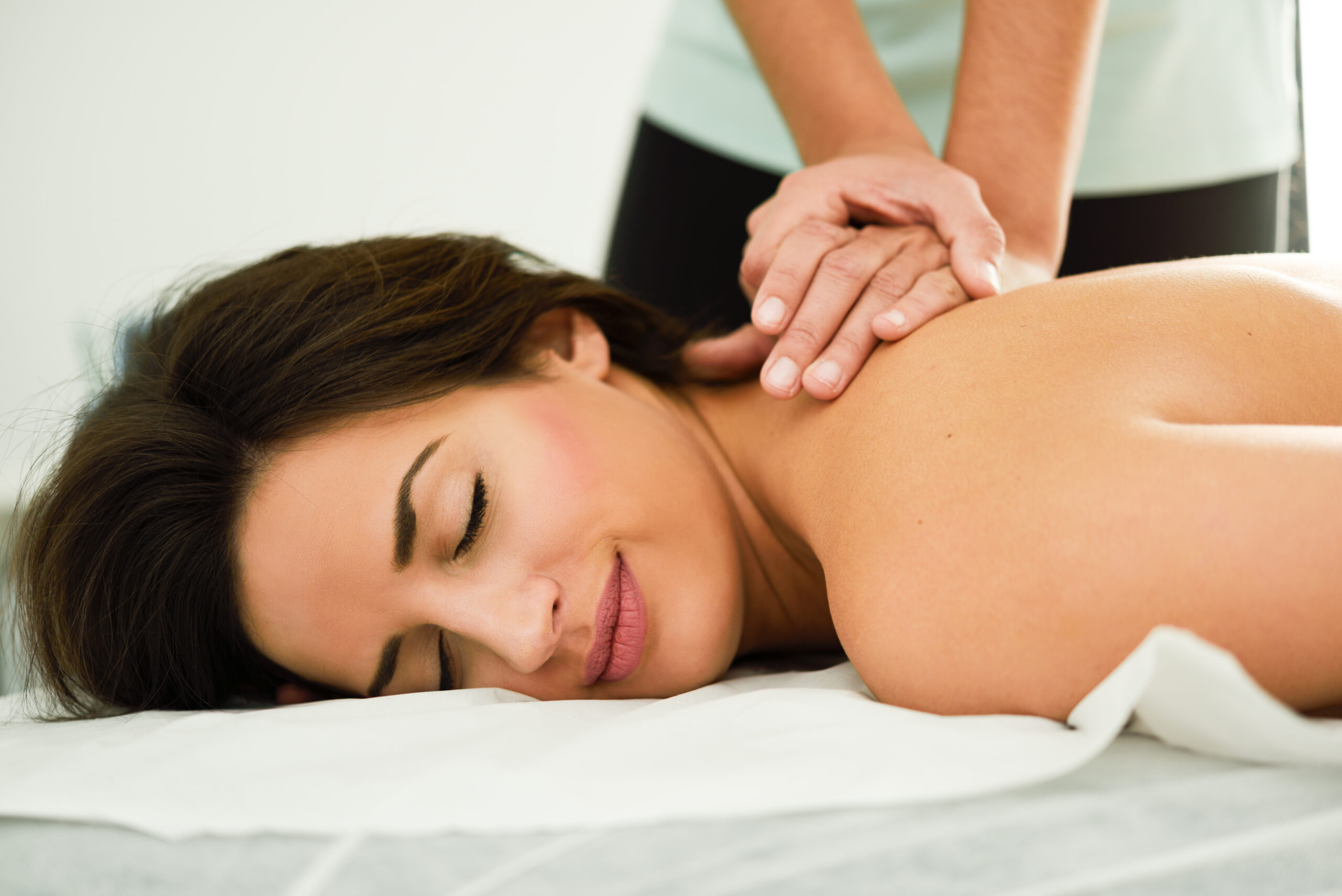Best Deep Tissue Massage in Defence Colony – Relax, Heal & Rejuvenate Naturally